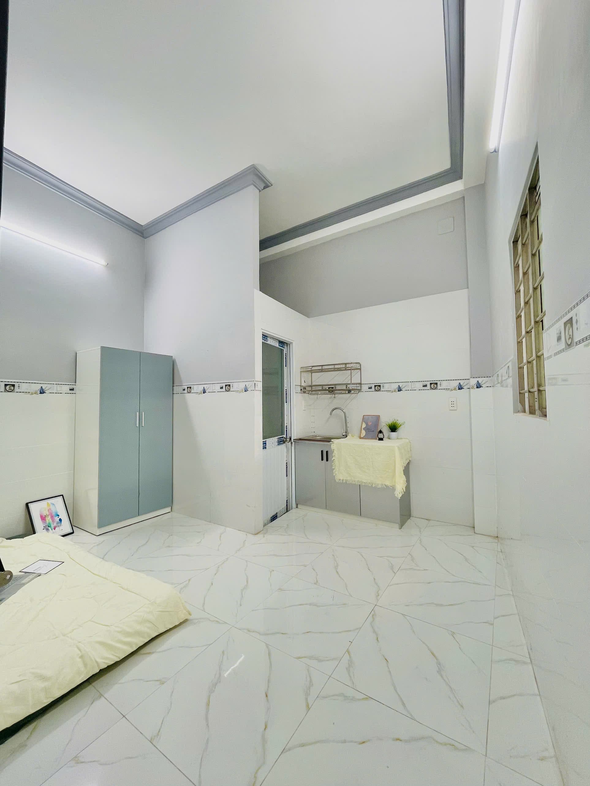 NHÀ TRỌ KHÔNG NỘI THẤT CỬA SỔ HÀNH LANG