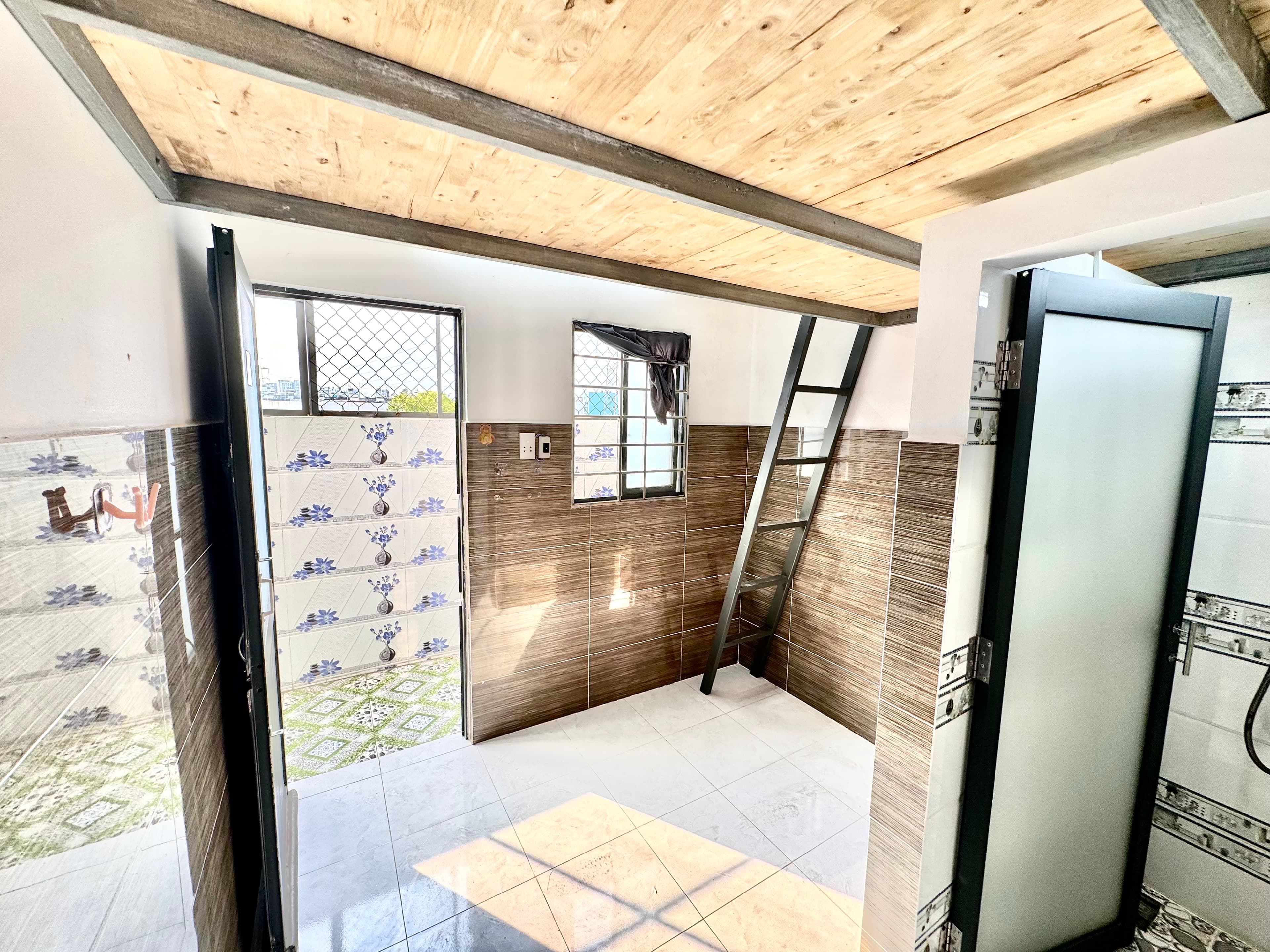 CĂN HỘ DỊCH VỤ KHÔNG NỘI THẤT DUPLEX CỬA SỔ TRỜI