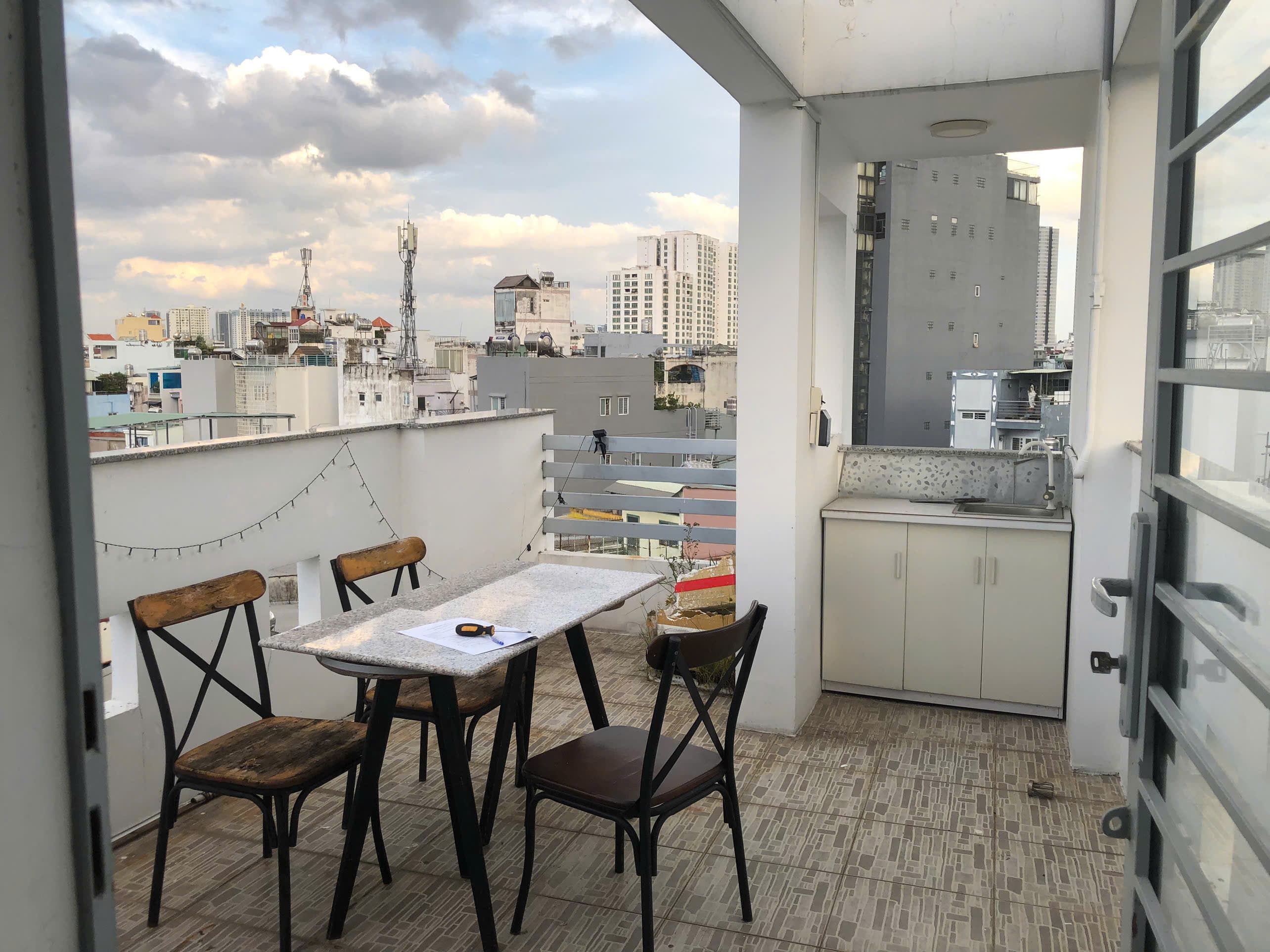 CĂN HỘ DỊCH VỤ TÁCH BẾP BAN CÔNG FULL NỘI THẤT CỬA SỔ TRỜI 1 PHÒNG NGỦ
