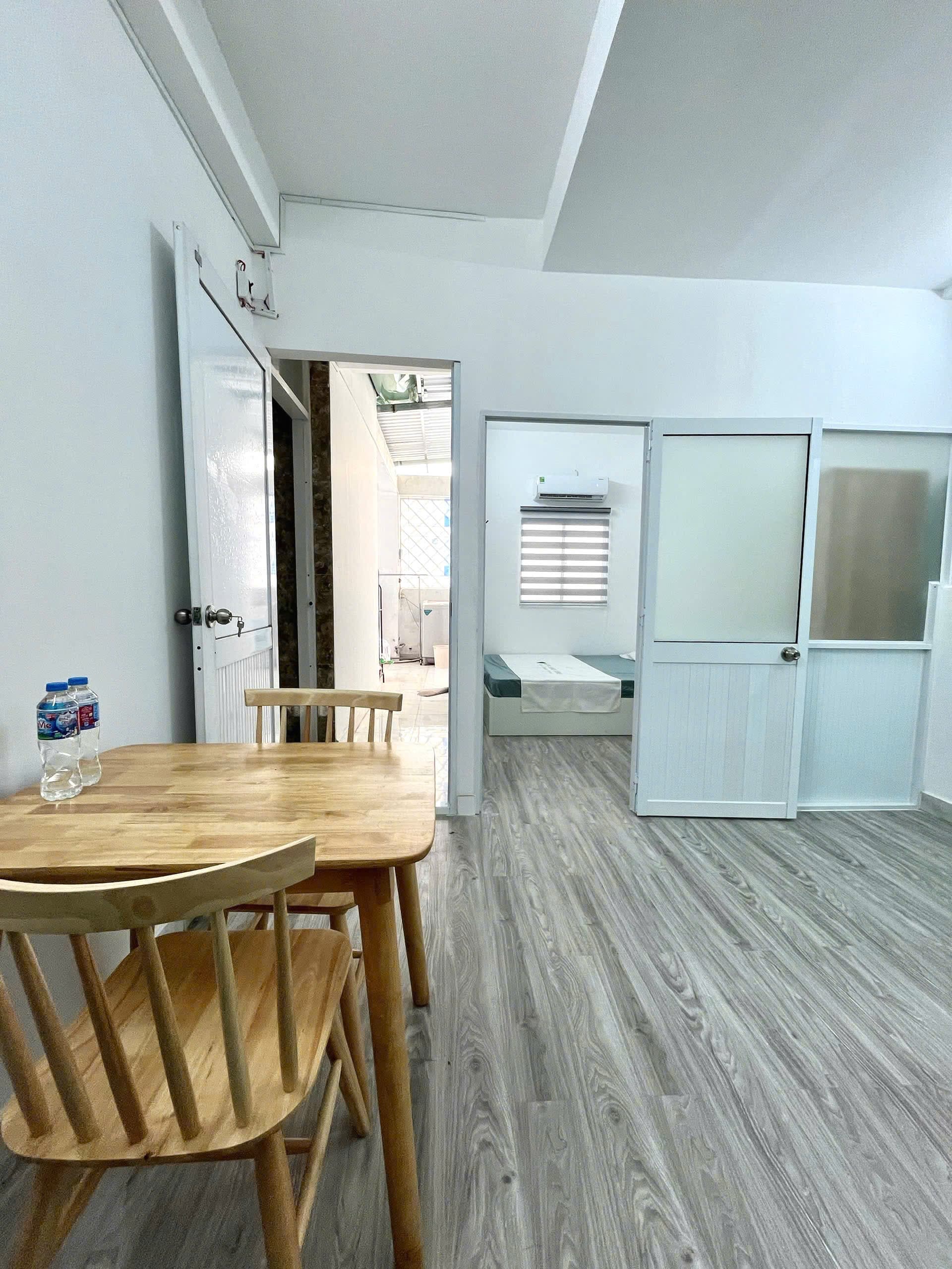 CĂN HỘ DỊCH VỤ CỬA SỔ TRỜI PHÒNG STUDIO TÁCH BẾP FULL NỘI THẤT 1 PHÒNG NGỦ