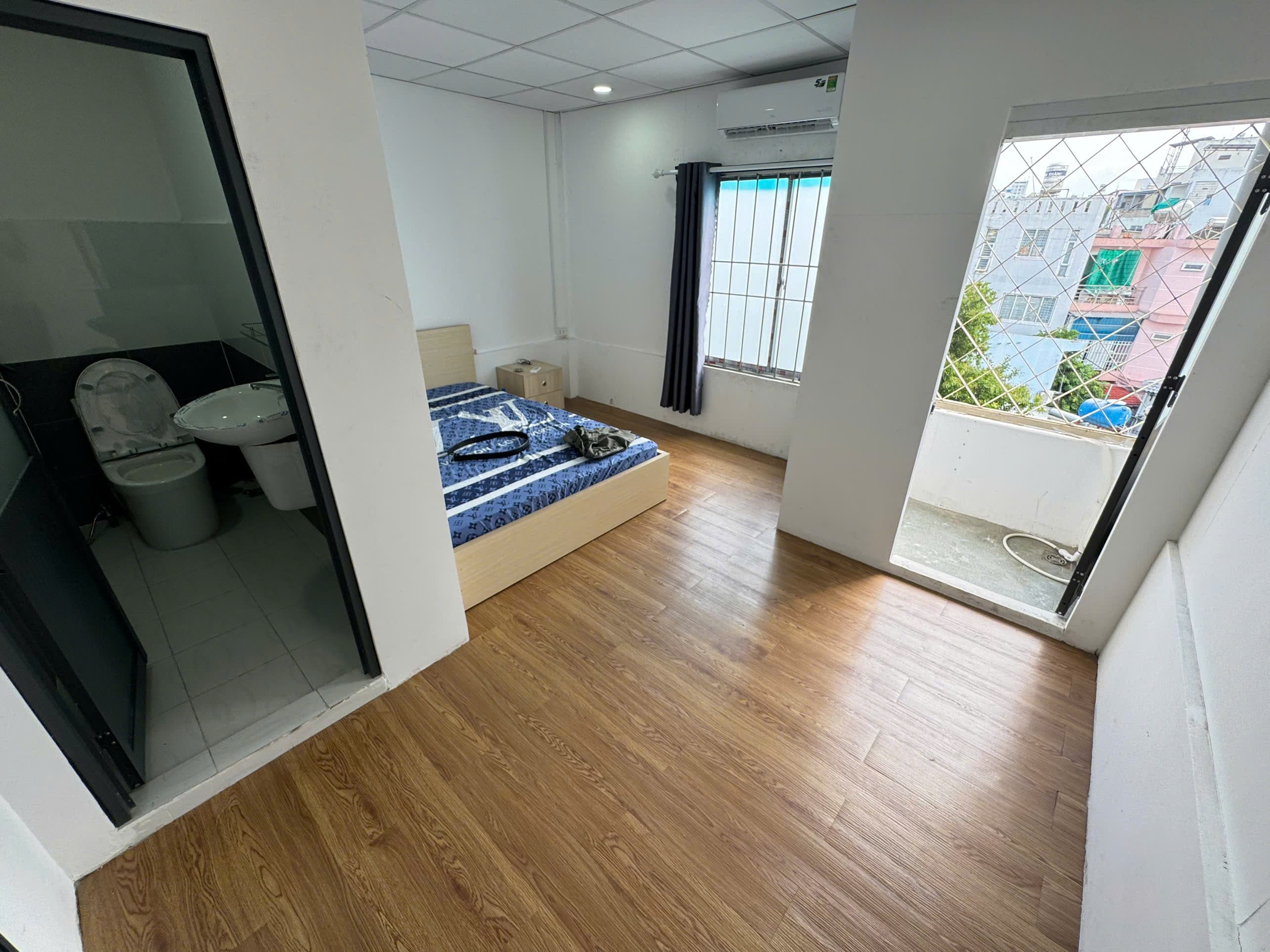 CĂN HỘ DỊCH VỤ TÁCH BẾP FULL NỘI THẤT PHÒNG STUDIO BAN CÔNG 1 PHÒNG NGỦ