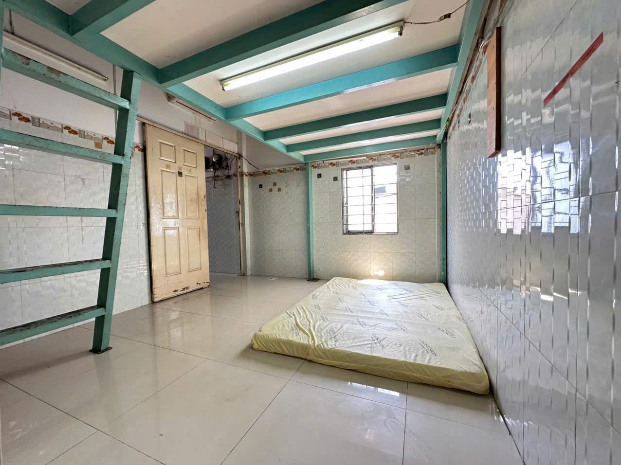 NHÀ TRỌ KHÔNG NỘI THẤT CỬA SỔ TRỜI GÁC LỬNG