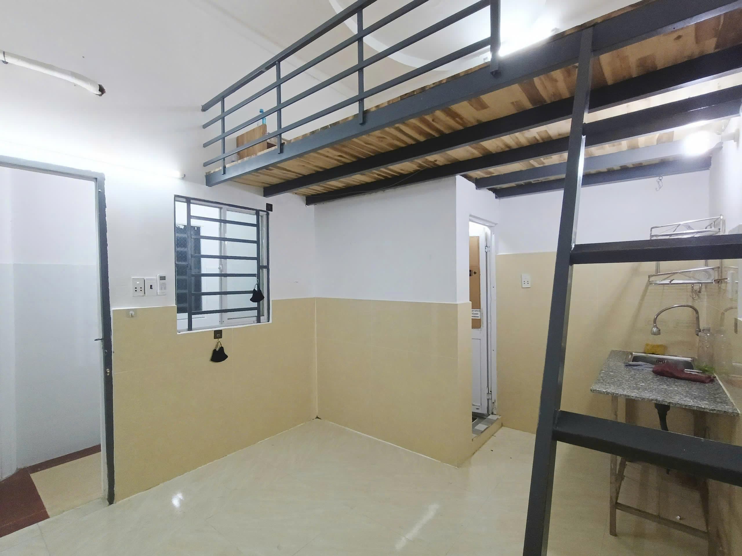 NHÀ TRỌ KHÔNG NỘI THẤT CỬA SỔ HÀNH LANG GÁC LỬNG
