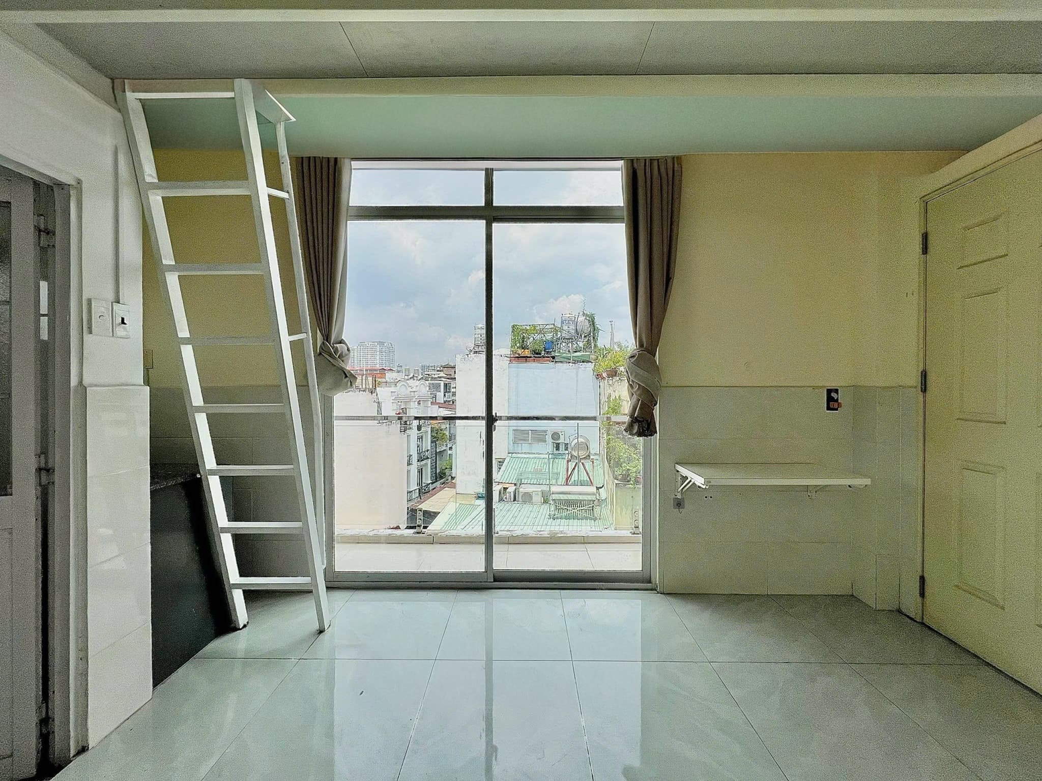NHÀ TRỌ BAN CÔNG CỬA SỔ TRỜI GÁC LỬNG