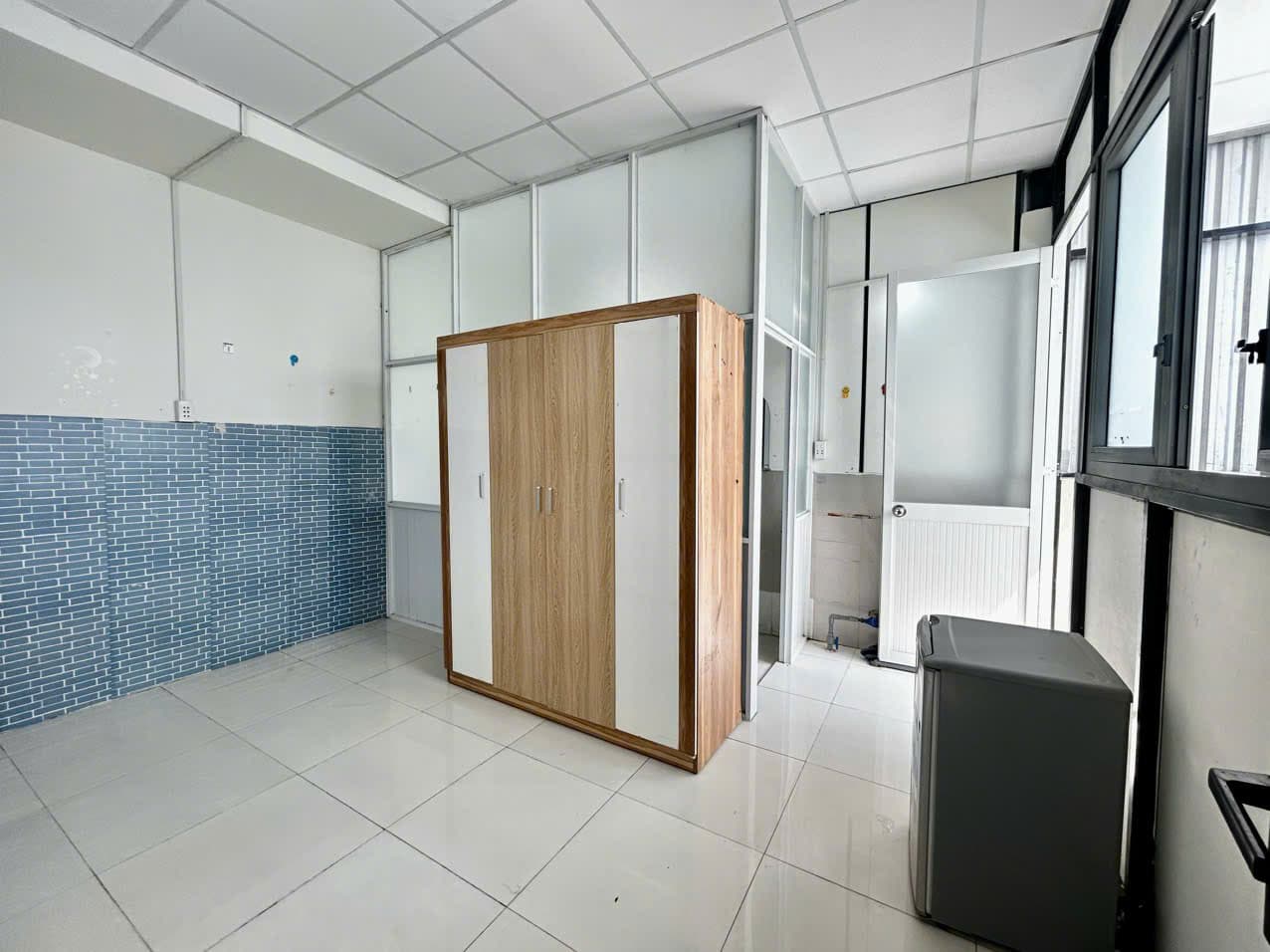 CĂN HỘ DỊCH VỤ PHÒNG STUDIO TÁCH BẾP CỬA SỔ TRỜI FULL NỘI THẤT BAN CÔNG