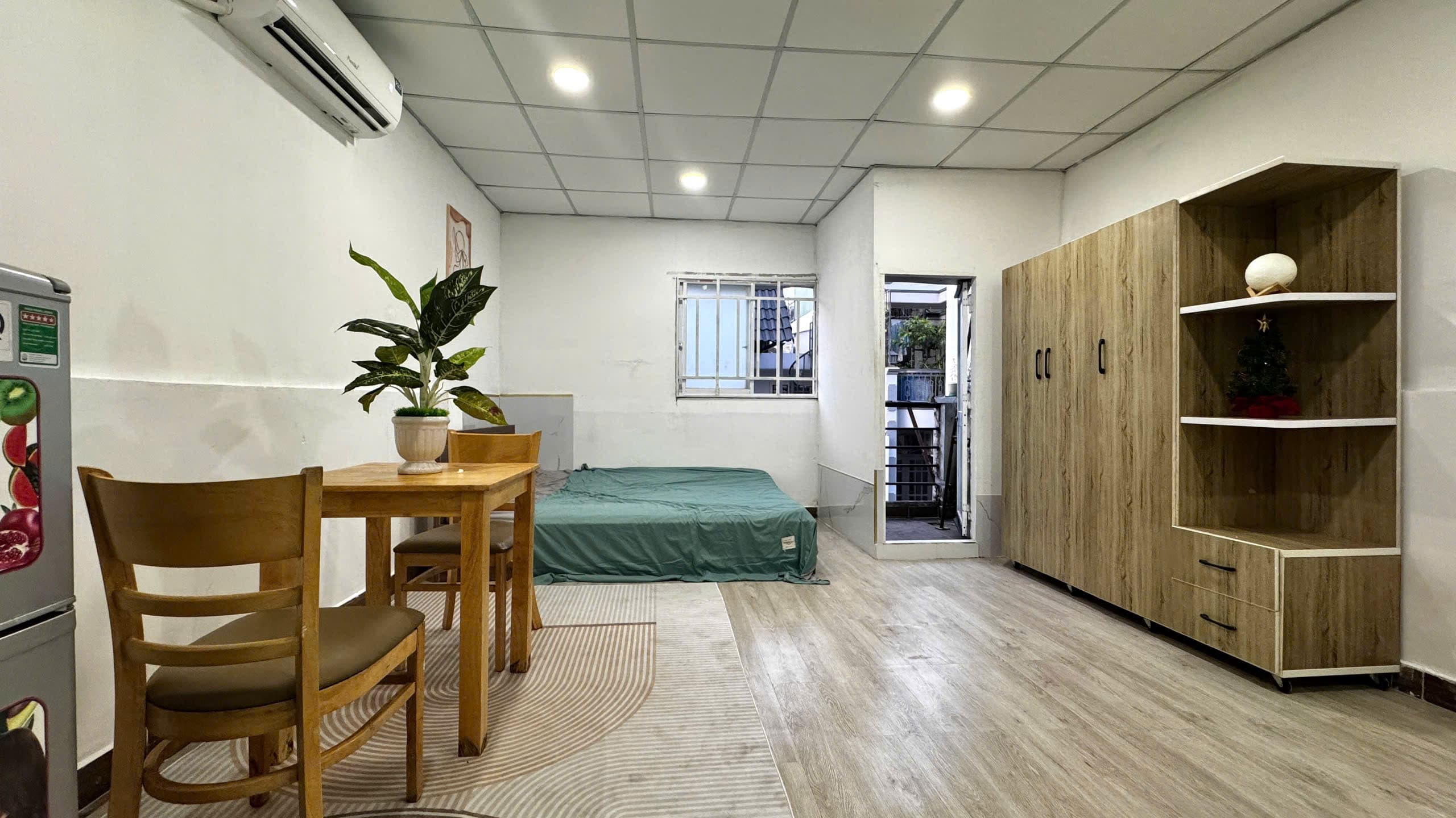 CĂN HỘ DỊCH VỤ BAN CÔNG CỬA SỔ TRỜI PHÒNG STUDIO FULL NỘI THẤT - 4Tr6 - 16m²