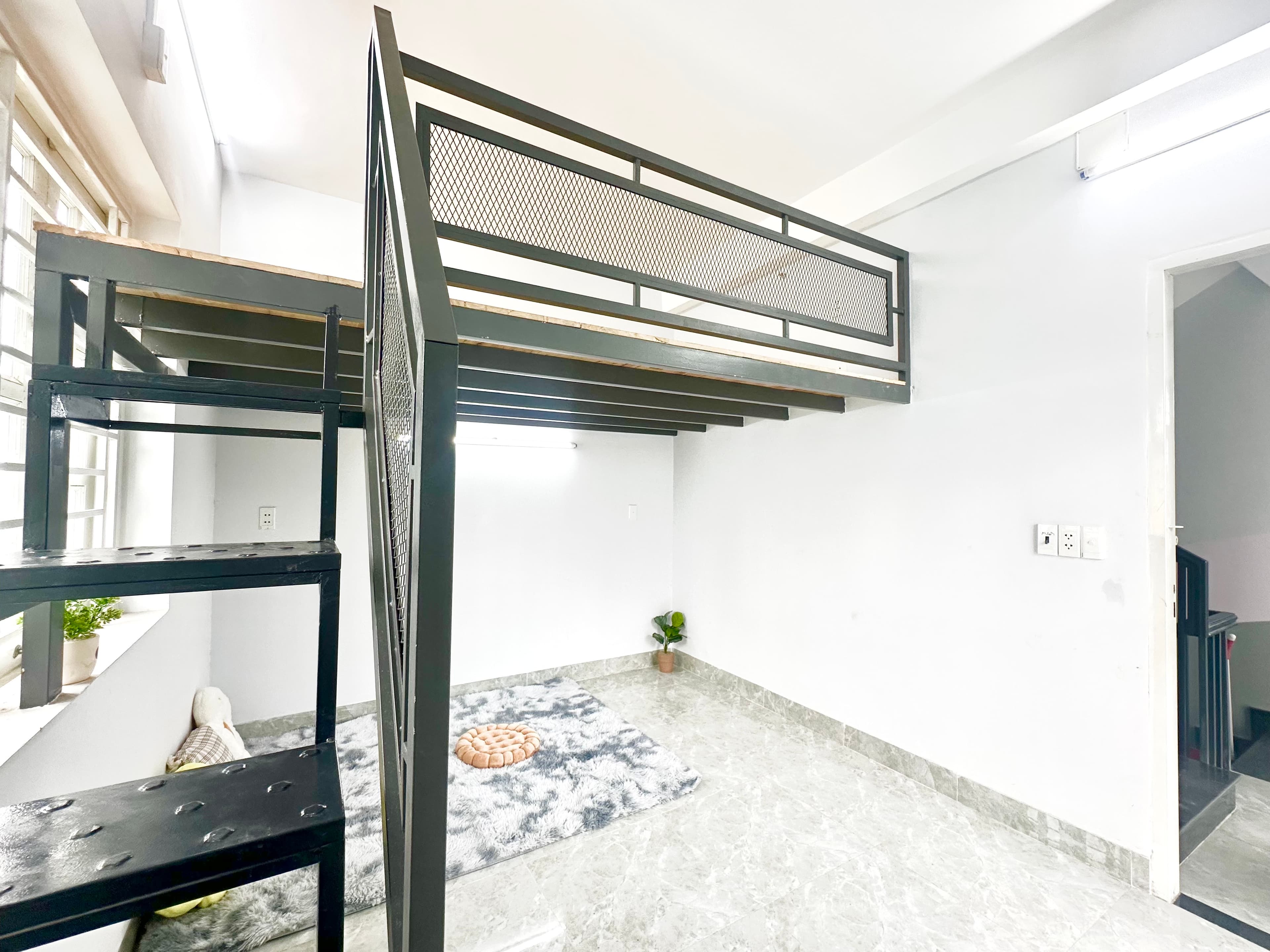 CĂN HỘ DỊCH VỤ DUPLEX BAN CÔNG CỬA SỔ TRỜI TÁCH BẾP