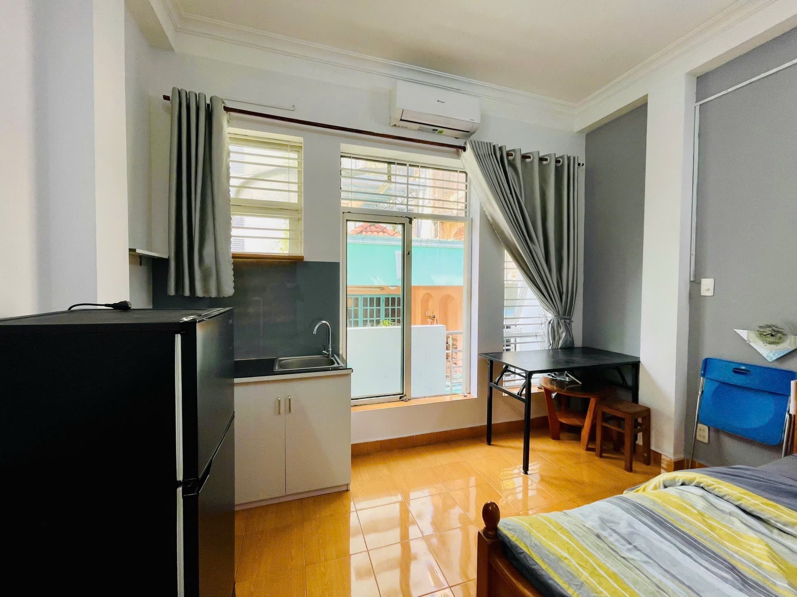 CĂN HỘ DỊCH VỤ BAN CÔNG FULL NỘI THẤT CỬA SỔ TRỜI - 7Tr - 30m²