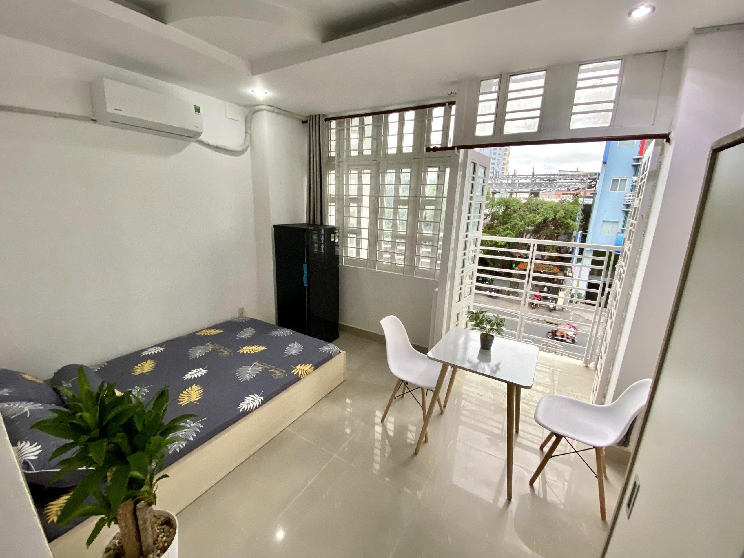 CĂN HỘ DỊCH VỤ CỬA SỔ TRỜI PHÒNG STUDIO TÁCH BẾP FULL NỘI THẤT BAN CÔNG